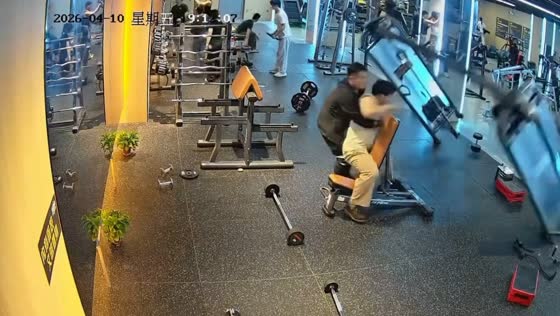 Gym mishap leaves equipment dragged during assisted cable exercise in Jiangsu, China