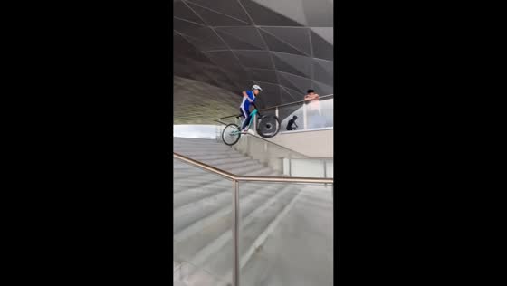 Cyclist crashes after launching down staircase in Guangdong, China