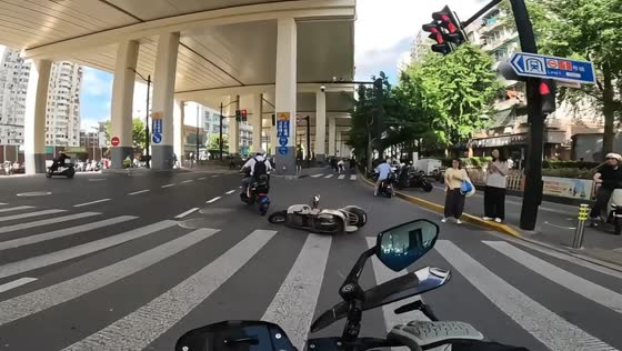 E-scooter riders collide during overtaking attempt in Shanghai, China