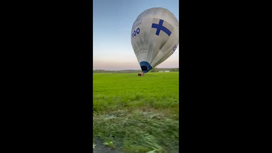 Hot air balloon bounces through field during rough landing in Jyväskylä, Finland