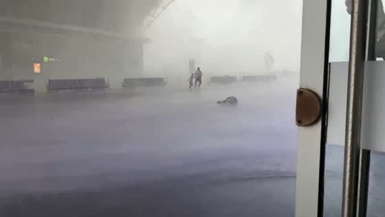 Dramatic rainstorm at Yantai Railway Station: passengers brave strong winds and heavy rain, escaping unharmed