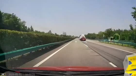Truck crosses median after losing control on expressway in Anhui, China