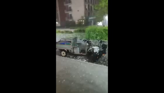 Hailstorm chaos: three-wheeled motorcycle rampage in Shijiazhuang