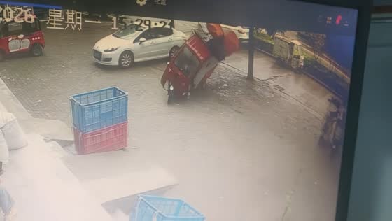 Delivery tricycle collapses while entering parking area in Henan, China