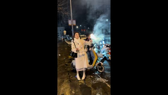 Woman’s hair catches fire during fireworks in Shaanxi, China