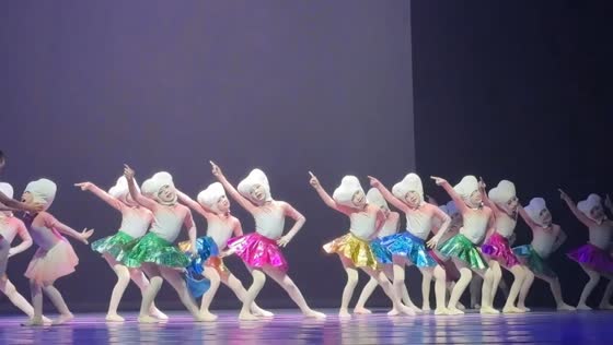 Young dancer helps cover costume mishap during competition in Guangdong, China