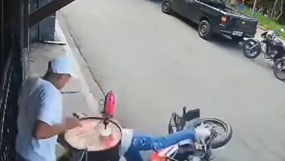 Motorcycle crashes into stand outside store in Jundiaí