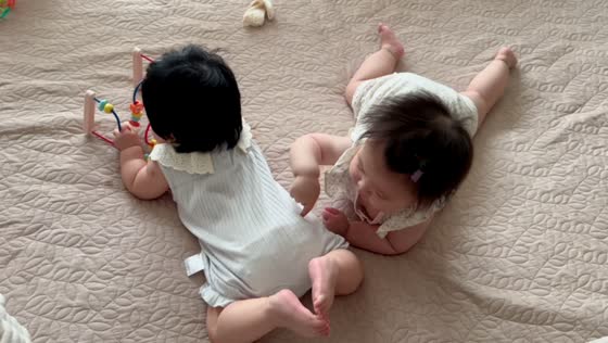 Baby adorably tries to nibble sibling’s foot in Zhejiang, China
