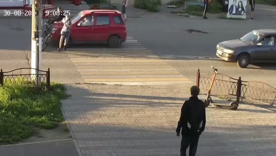 Pedestrian hit at Biysk crossing: driver strikes 19-year-old cyclist