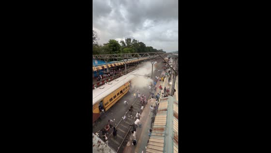 Passengers jump from Koyna Express amid heavy smoke at Karjat station, India