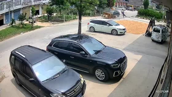 Tricycle crash leaves two injured after high-speed collision in Jiangsu, China