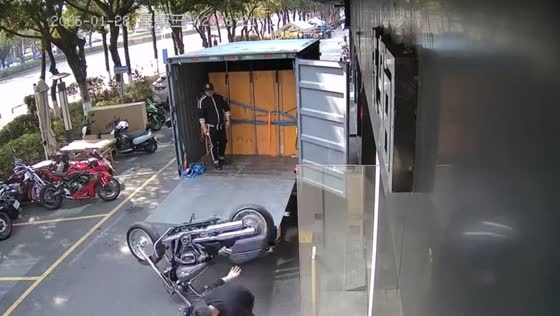 Motorcycle falls as truck ramp suddenly lowers in Zhejiang, China