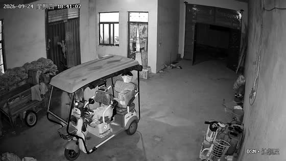 Little girl falls asleep on e-bike while family searches for her in Shandong, China