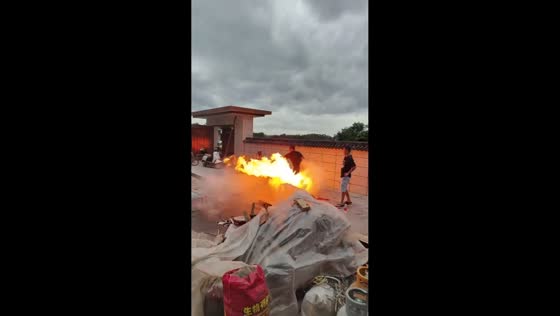 Pot catches fire while cooking outside in Guangxi, China