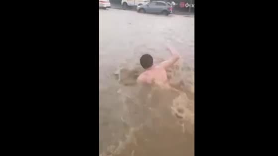 Moscow floods: schoolboy enjoys swim in Yugo-Zapadnaya streets