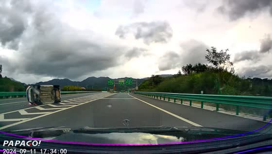 Car overturned after rear-end collision on highway in Anhui, China