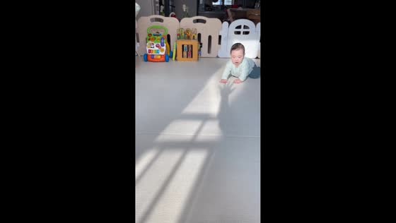 Baby startled by shadow in Seoul, South Korea