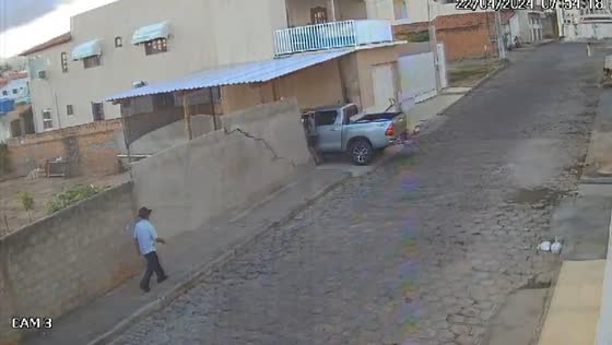 Vehicle mishap: gate collision and wall crack in Livramento de Nossa Senhora, Brazil