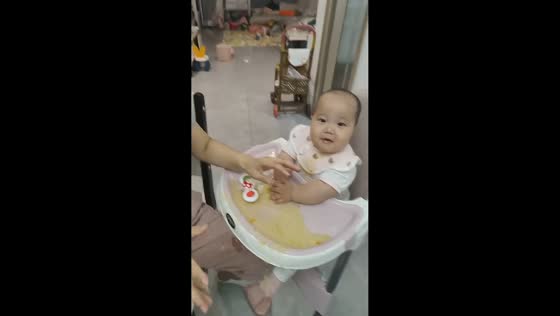 Baby’s excited clap sends soup bowl flying in Hebei, China