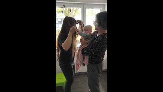 Baby playfully holds aunt’s hair in family moment in Ulm, Germany