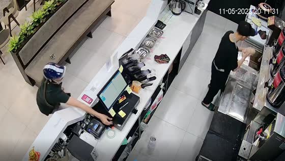 Caught on camera: brazen thief strikes at Milky Way milk tea shop in Hanoi, Vietnam