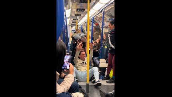 Spontaneous train game: London commuters create joyful singing and lifting experience
