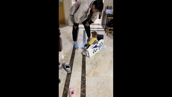 Playful puppy insists on joining owner by climbing into bag in Jiangsu, China