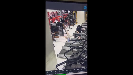 Trainer accidentally steps on treadmill and falls in Seoul, South Korea