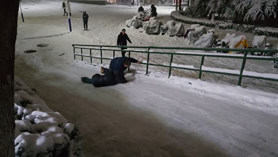 Students struggle on slippery path after snowfall in Shandong, China