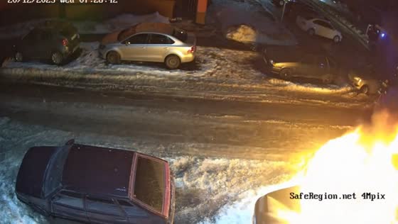 Car fire on Slepneva Street: man's efforts fail as firefighters tackle blaze