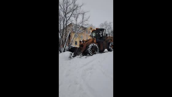 Wheel loader slides while clearing snow on slope in Kuzbass, Russia