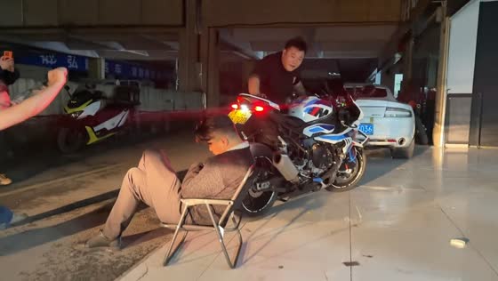 Sleeping man startled awake by motorcycle rev in Hubei, China
