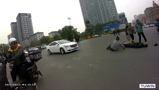 Bicycle collides with pedestrian at busy intersection in Liaoning, China