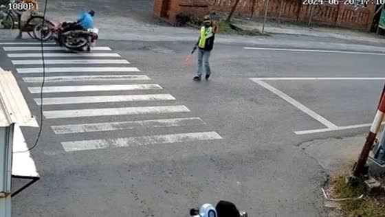 Motorbike and bicycle collision at Mojokerto intersection