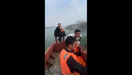 Boat operator loses balance and falls into the water in Hunan, China