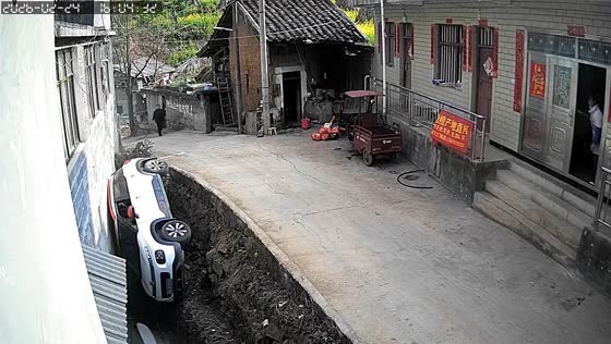 SUV veers off road and falls into canal in Guizhou, China