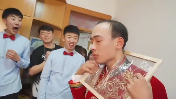 Groom’s wig mishap during bride’s reception in Zhejiang, China