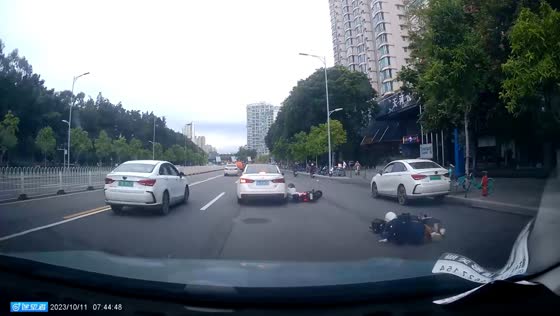 Highway collision in Guangdong: motorists escape serious injury, caught on camera
