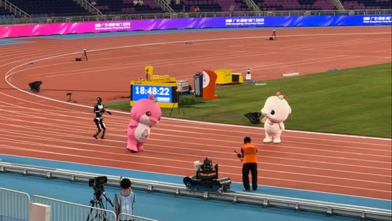 Big Bay Chicken mascot races robot at National Games in Guangdong, China