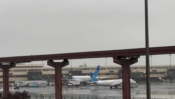 Planes grounded as thunderstorms cause airport delays in New York, USA