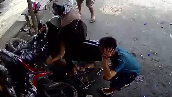 Motorcycle crash surprises repair workers in Kendari