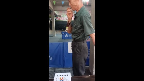 Man with disability uses mouth to operate slingshot in Gansu, China