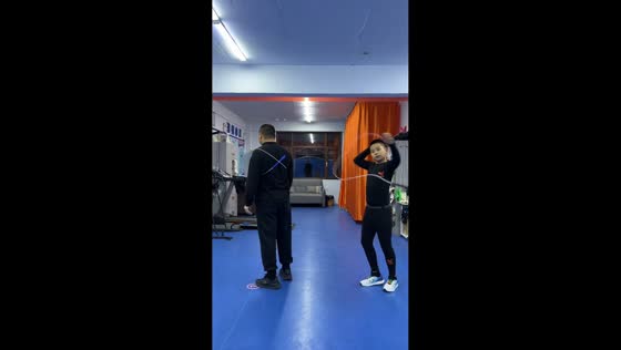  Teacher and student perform fancy skipping rope trick in Liaoning, China