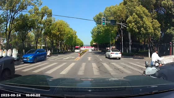 Dashcam captures scooter accident in Shanghai, China