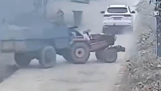 Tractor falls into ditch after hitting pothole in Guangdong, China