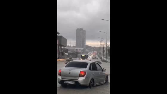Heavy rain floods highway, leaving vehicles stranded in Volgograd, Russia