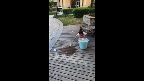 Toddler's water balloon toss keeps bouncing back in Liaoning, China