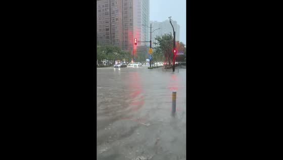 Heavy rain leaves major intersection underwater in Shanghai, China