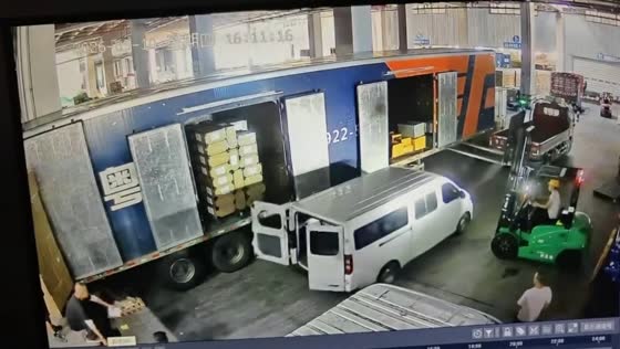 Forklift accidentally lifts minivan inside warehouse in Zhejiang, China
