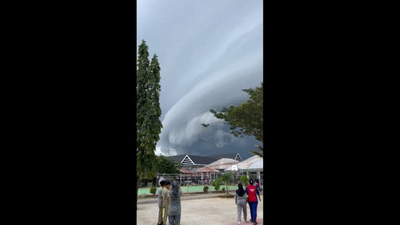 Students spot saucer-shaped cloud in Mamuju, Sulawesi, Indonesia